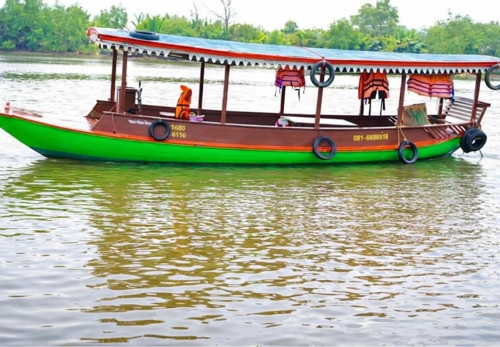 เรือยนต์ (มีหลังคา)
