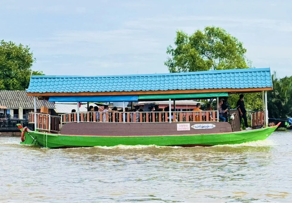 เรือหางยาว (มีหลังคา)